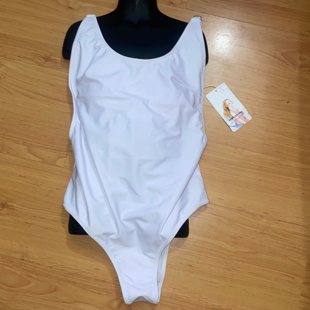 Women’s Small White One Piece Pretty Garden Swimsuit. NWT.